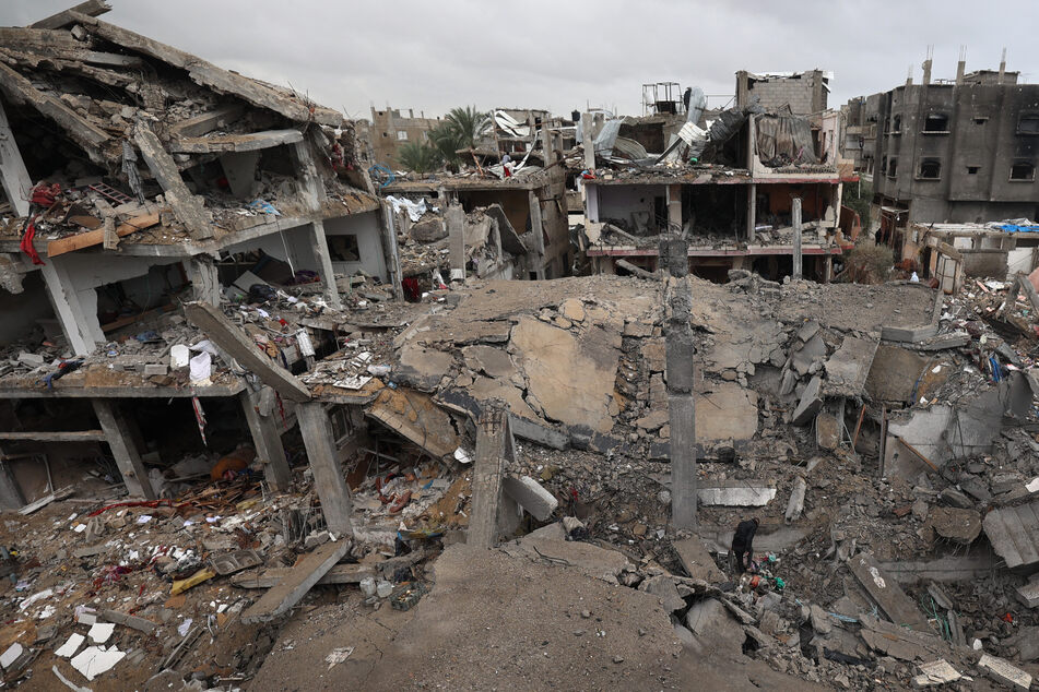 Israeli attacks in Gaza killed more than a dozen people on Thursday, despite the ceasefire in effect.