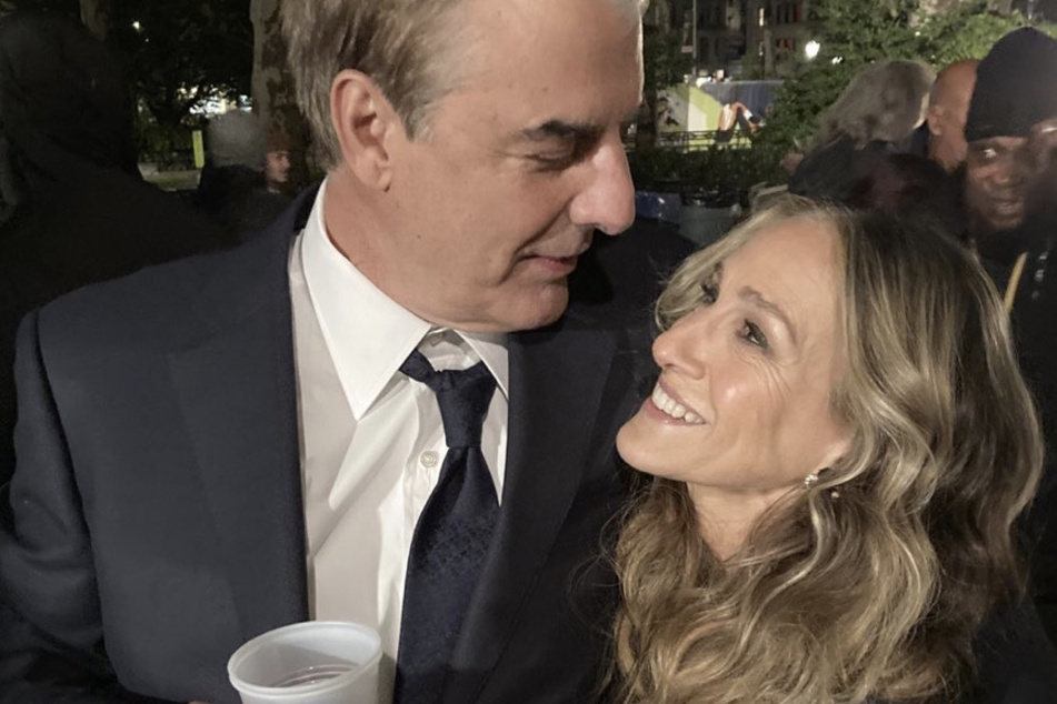 Chris Noth (l.) and Sarah Jessica Parker (r.) are all smiles after filming scenes for the HBO Max series, And Just Like That.