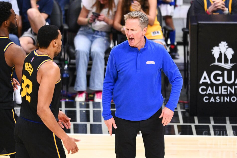 Warriors head coach Steve Kerr (c).