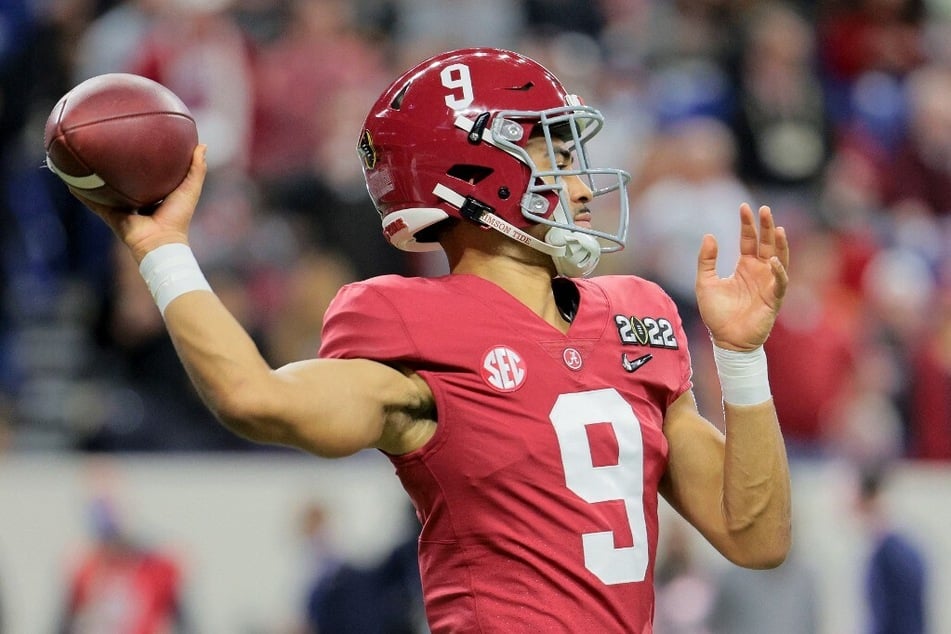Quarterback Bryce Young of the Alabama Crimson Tide warms up before the game against the Georgia Bulldogs of the 2022 National Championship Game.