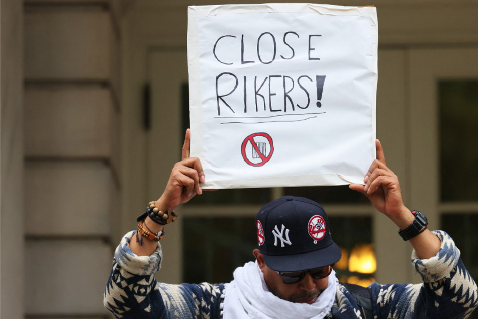 Notorious Rikers Island jails infested with roaches and other vermin, report finds