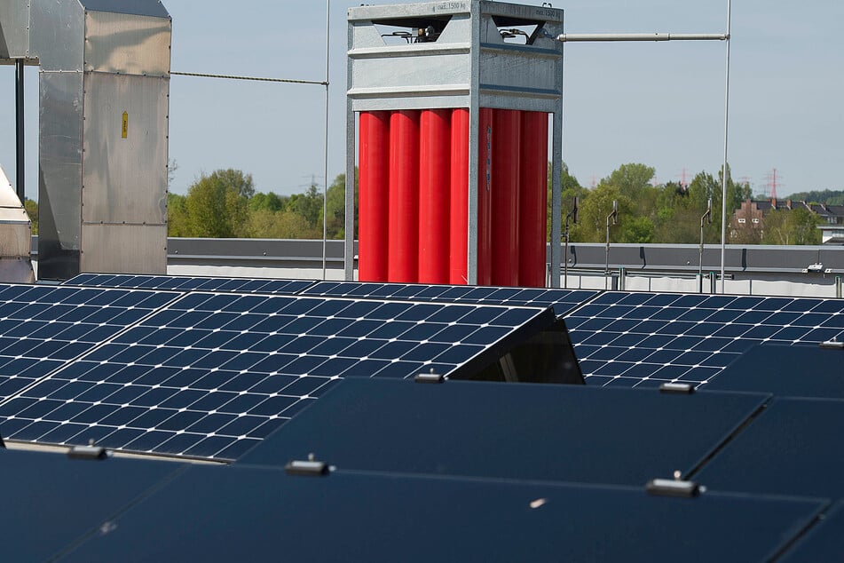 The race is on to show off solar-hydrogen microgrids.