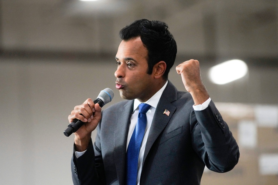 A man was arrested and charged for sending text messages threatening to kill presidential candidate Vivek Ramaswamy and others at his New Hampshire rally.