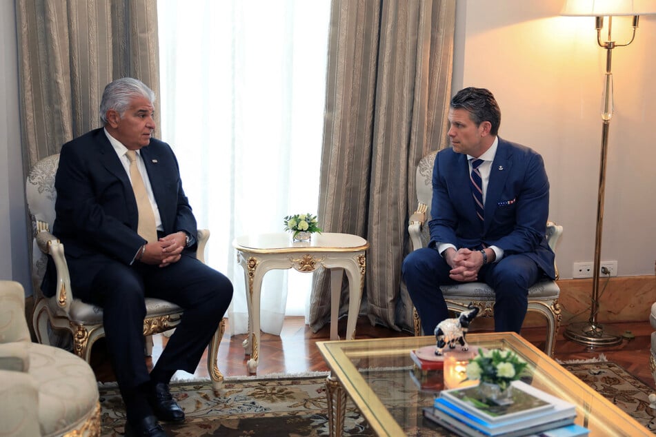 Panama's President Jose Raul Mulino (l.) held a meeting with Pete Hegseth during the US Defense Secretary's visit.