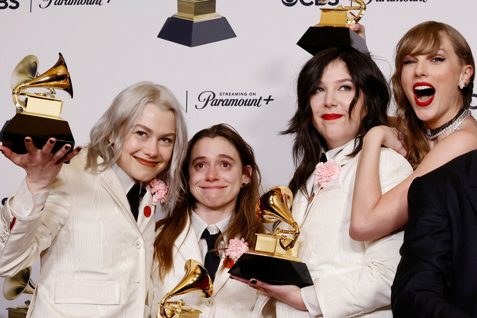 (From l. to r.) Phoebe Bridgers, Julien Baker, and Lucy Dacus of boygenius pose with Taylor Swift at the 2024 Grammy Awards.