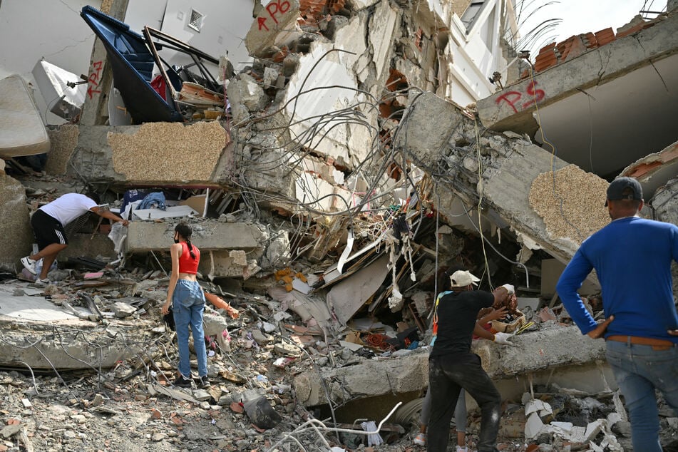 Venezuela earthquakes: Man miraculously rescued from rubble after more than a week!