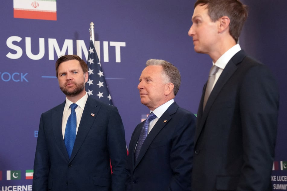 Vance (l.) arrived in Switzerland with US negotiators Jared Kushner (r.) and Steve Witkoff.