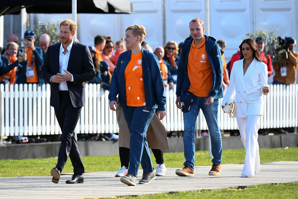Prince Harry (l.) and Meghan Markle (r.) at the yellow carpet of the Invictus Games in The Hague, Netherlands on Friday.