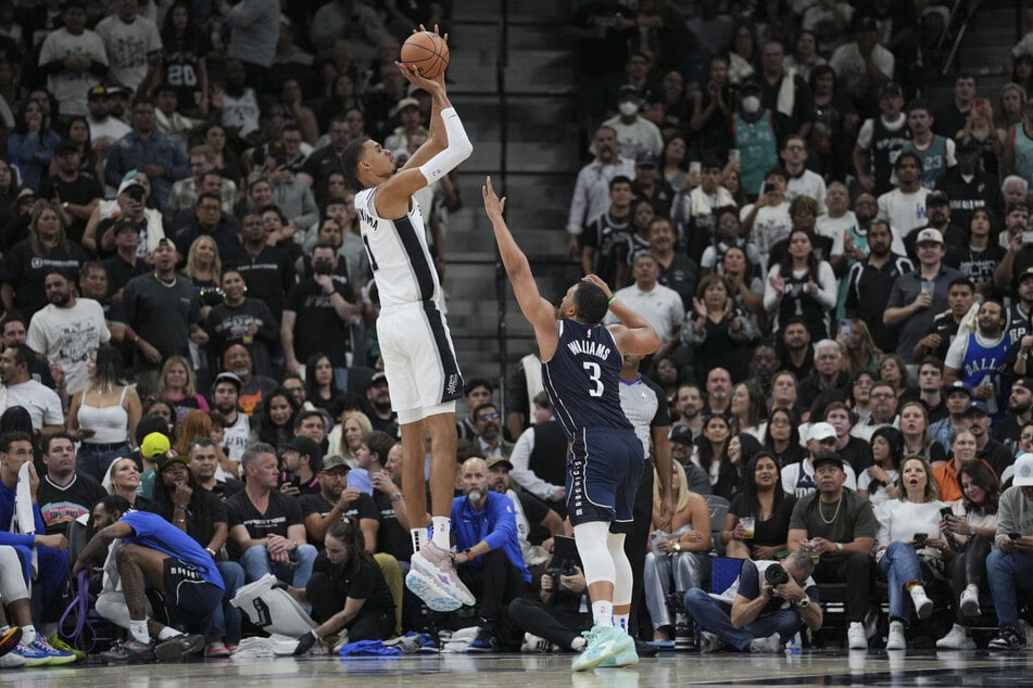 San Antonio Spurs star Victor Wembanyama (l.) scored 15 points, but it wasn't enough for his team against the Dallas Mavericks.