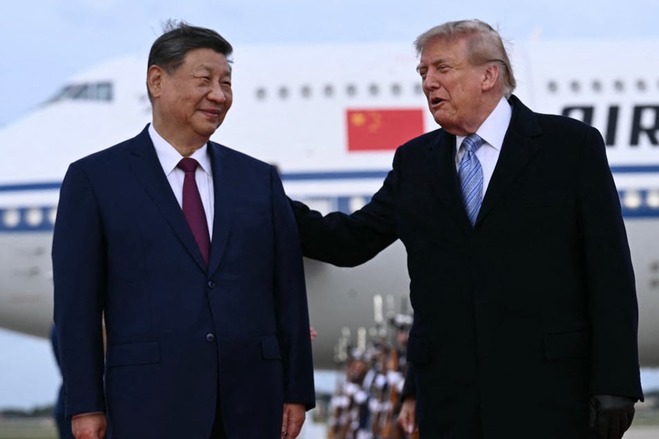 President Donald Trump (r.) greets Chinese President Xi Jinping upon arrival at Joint Base Andrews on Wednesday. This marked the first time in over 60 years that a US president welcomed a foreign head of state on the tarmac.