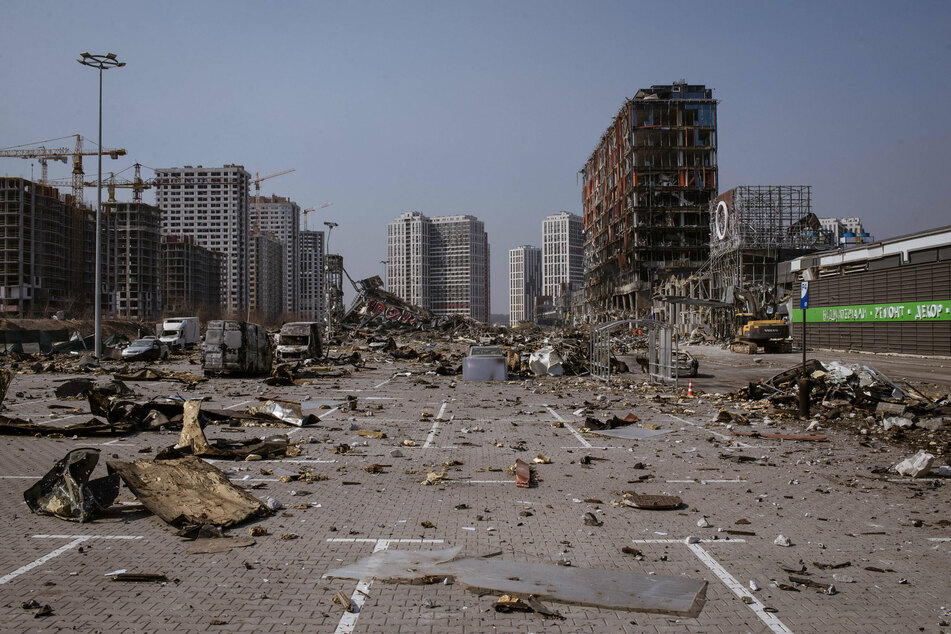 Ukraine war: Fighting wages on in Izyum as war hits one month mark