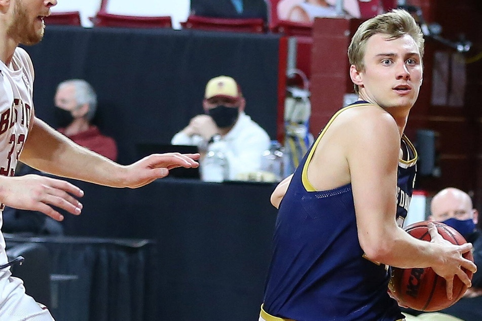 College basketball: The Fighting Irish hang on at home to upset the Wildcats