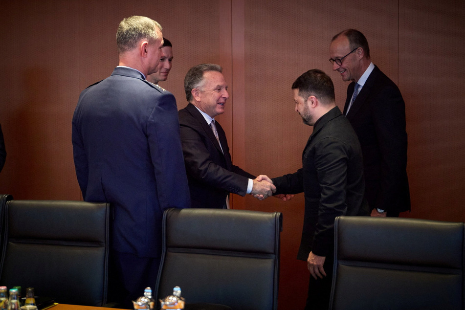 Zelensky holds new talks with US envoys on ending Ukraine war