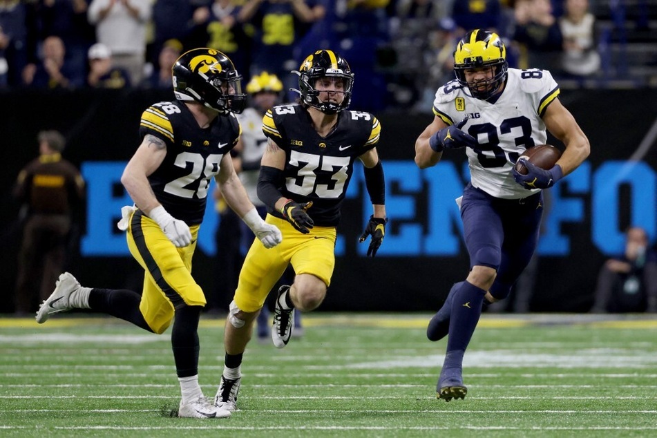 Former Michigan tight end Erick All (r) has announced he's transferring to the Iowa Hawkeyes' football program after four years with the Michigan Wolverines.