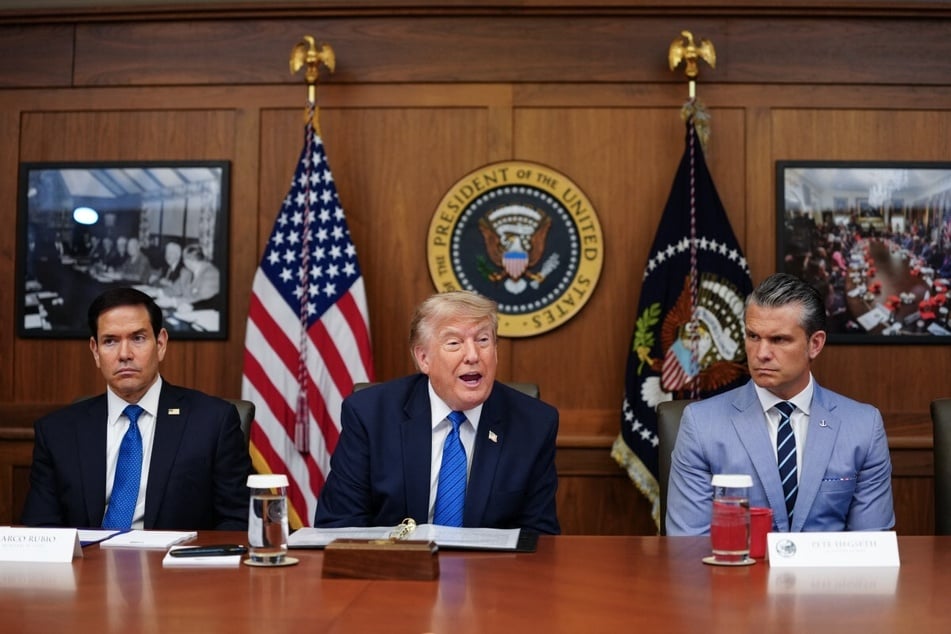 President Donald Trump (c.) alongside Secretary of State Marco Rubio (l.) and Secretary of Defense Pete Hegseth, speaks during a Cabinet meeting at Camp David in Maryland, on July 31, 2026. 