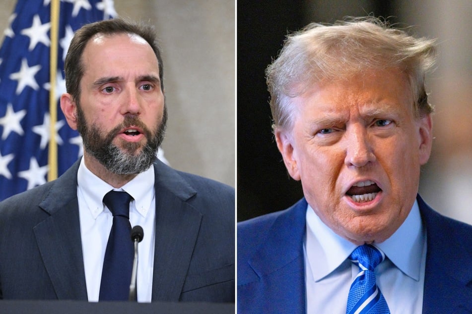 Attorneys for Donald Trump (r.) are trying to get his classified documents case dismissed by arguing prosecutors have reordered and mishandled evidence.