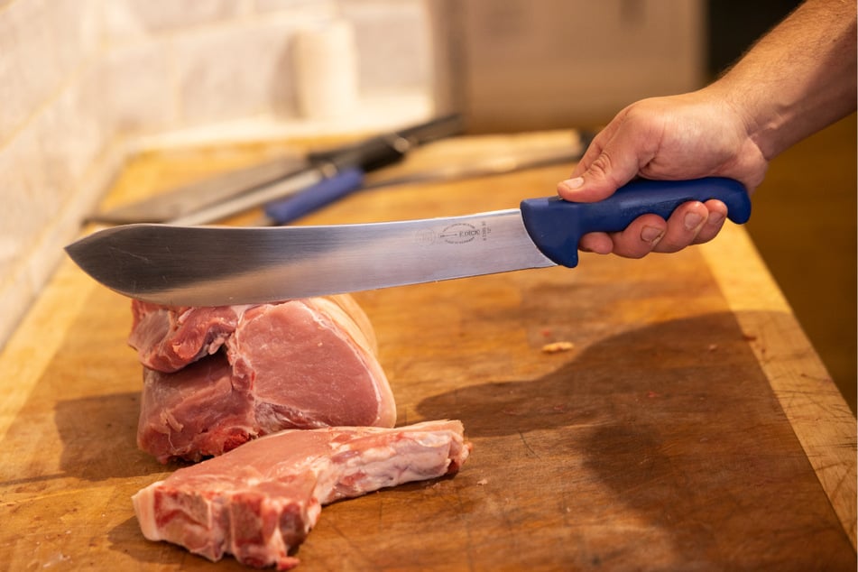 About a third of all food has to be thrown away due to delays and inefficiencies in harvesting, logistics, or trade – especially meat products.