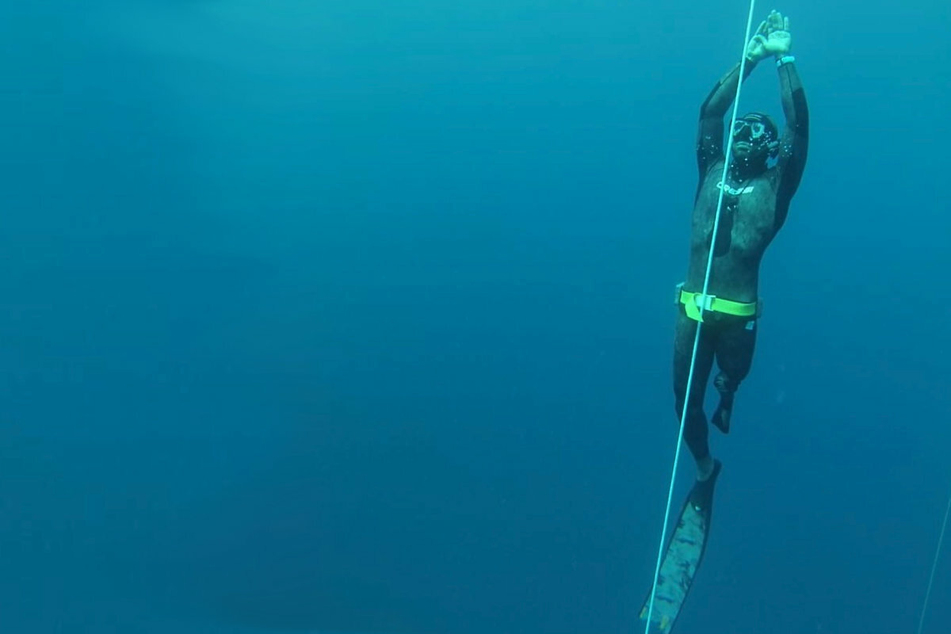 Egyptian man claims Guinness World Records in the pool after losing his leg!