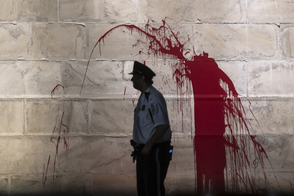 Man arrested after defacing Washington Monument with anti-government message