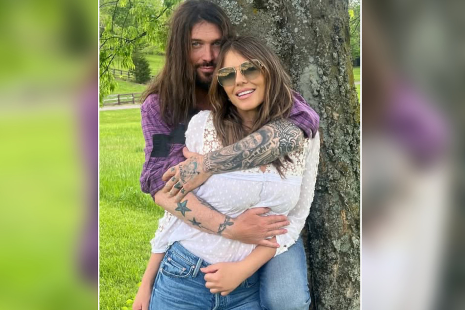 A few weeks ago, Elizabeth Hurley (r.) and Billy Ray Cyrus made their relationship public.