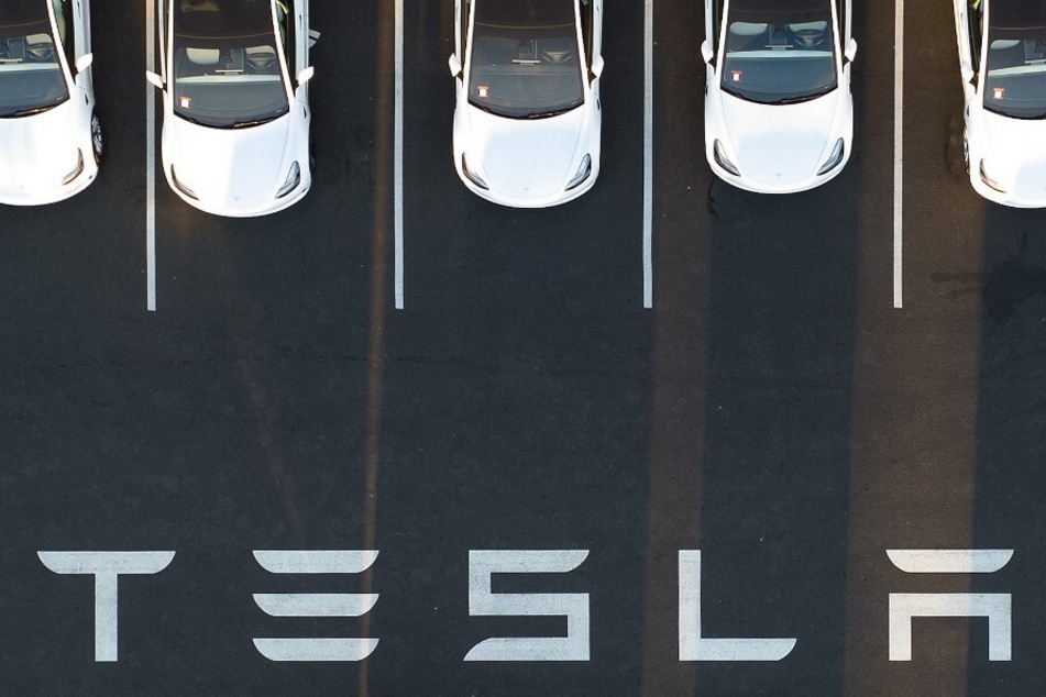 Tesla Inc's decision to restrict workers from wearing pro-union shirts has been found in violation of US labor law.