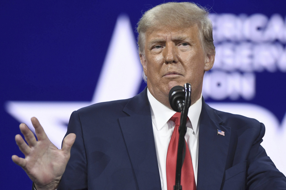 Trump rails about "witch hunt" ahead of New York grand jury review