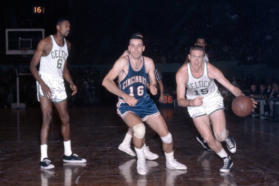 Jerry Lucas of the Cincinnati Royal (c.) goes up against Tommy Heinsohn (r.) and Bill Russell of the Boston Celtics) on November 10, 1965.