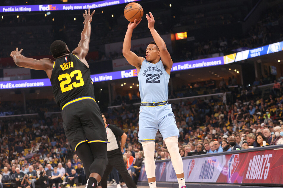 Grizzlies guard Desmond Bane (r.) top-scored alongside his teammates Tyus Jones and Jaren Jackson Jr.