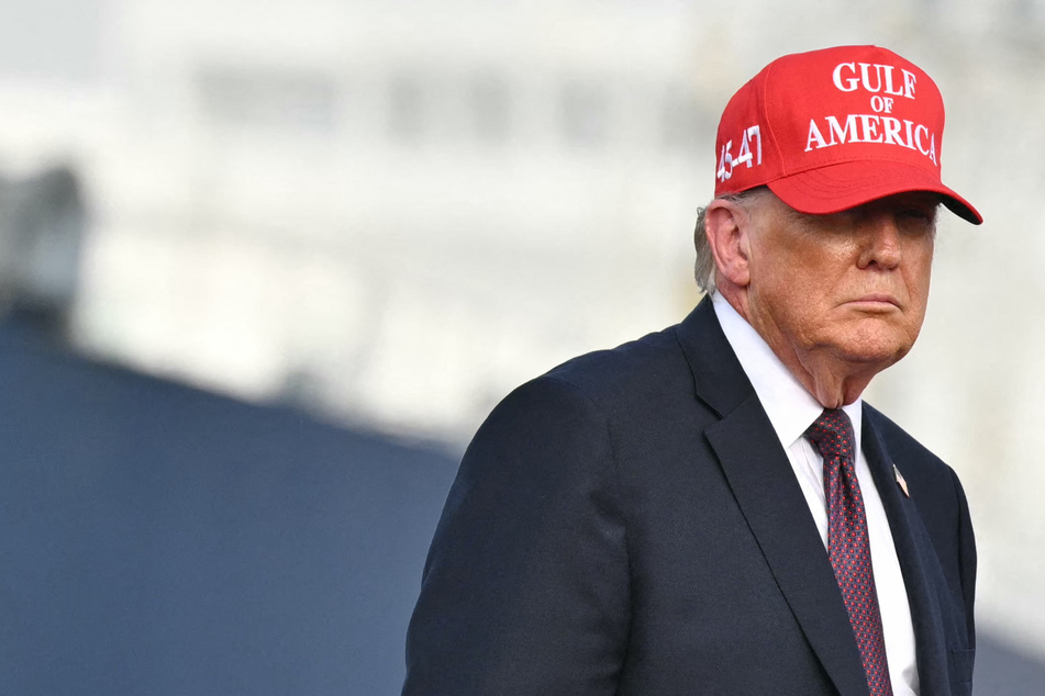 Trump administration pushes to delay battle over tariff refunds