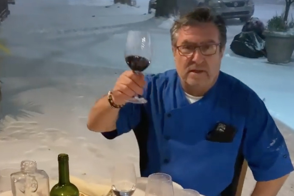 To snow: New York restaurant workers dine outside during blizzard