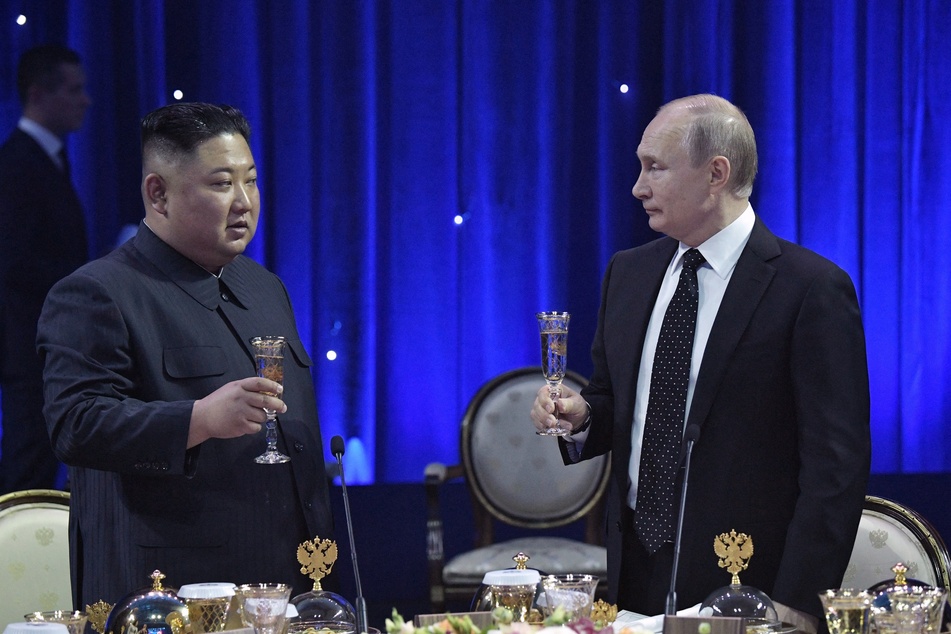 Moscow said Russian President Vladimir Putin (r.) will arrive in Pyongyang on Tuesday evening, where he will attend a concert in his honor before signing "important" documents with leader Kim Jong Un (l.) on Wednesday.