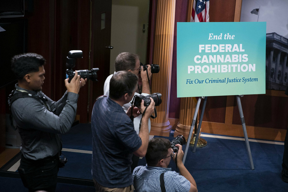 The proposed bill would erase the records of nonviolent marijuana offenders and allow those currently serving time to petition a court for resentencing.