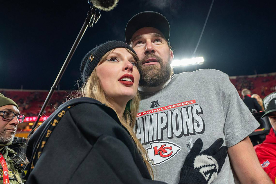 Taylor Swift and Travis Kelce (r.) are reportedly set to tie the knot on July 3.