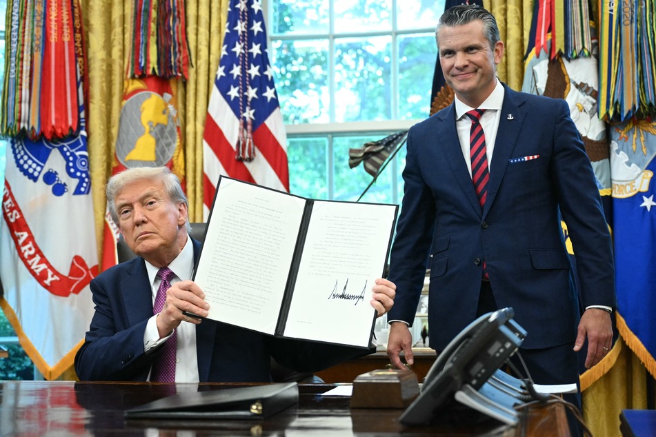 Secretary of Defense Pete Hegseth (r.) gave a bizarre scripted speech in which he touted the new Department of War.
