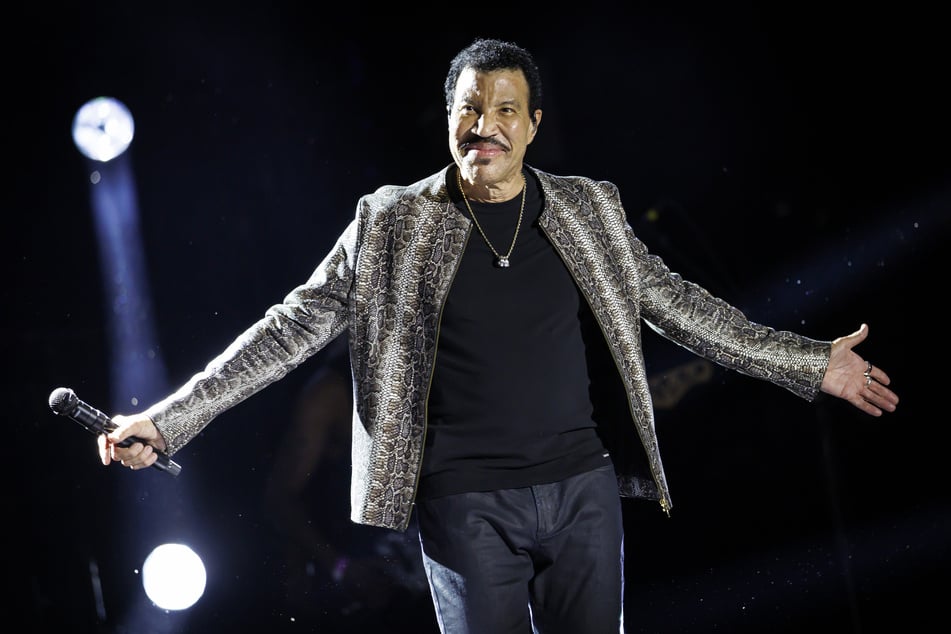Singer Lionel Richie was unable to resume his concert in Minnesota after a break.
