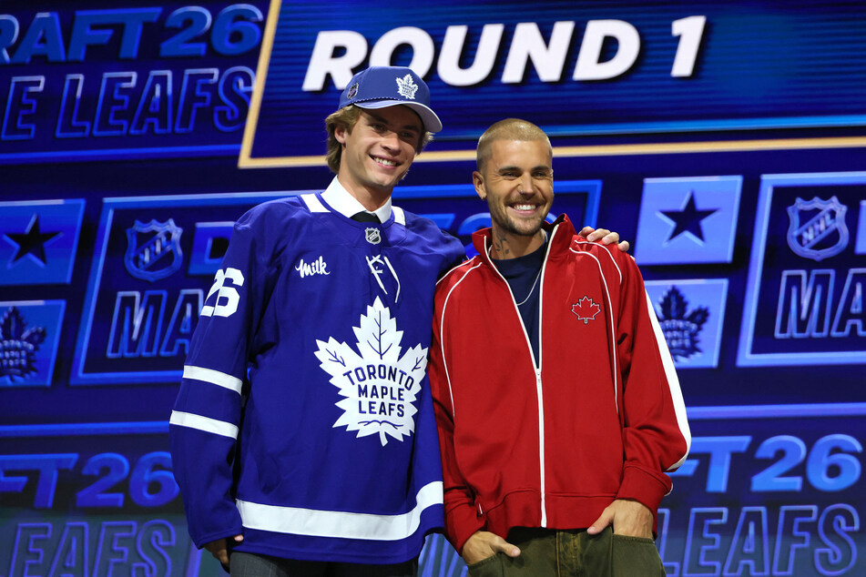 Justin Bieber (r) announced Gavin McKenna (l) as the Toronto Maple Leafs overall draft pick.