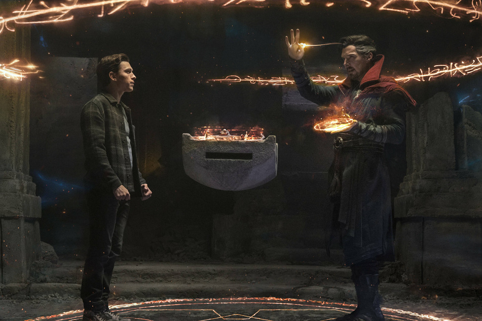 Benedict Cumberbatch (r.), who plays Doctor Stephen Strange, will cast a spell that will greatly affect Spider-man's reality in Spider-Man: No Way Home.
