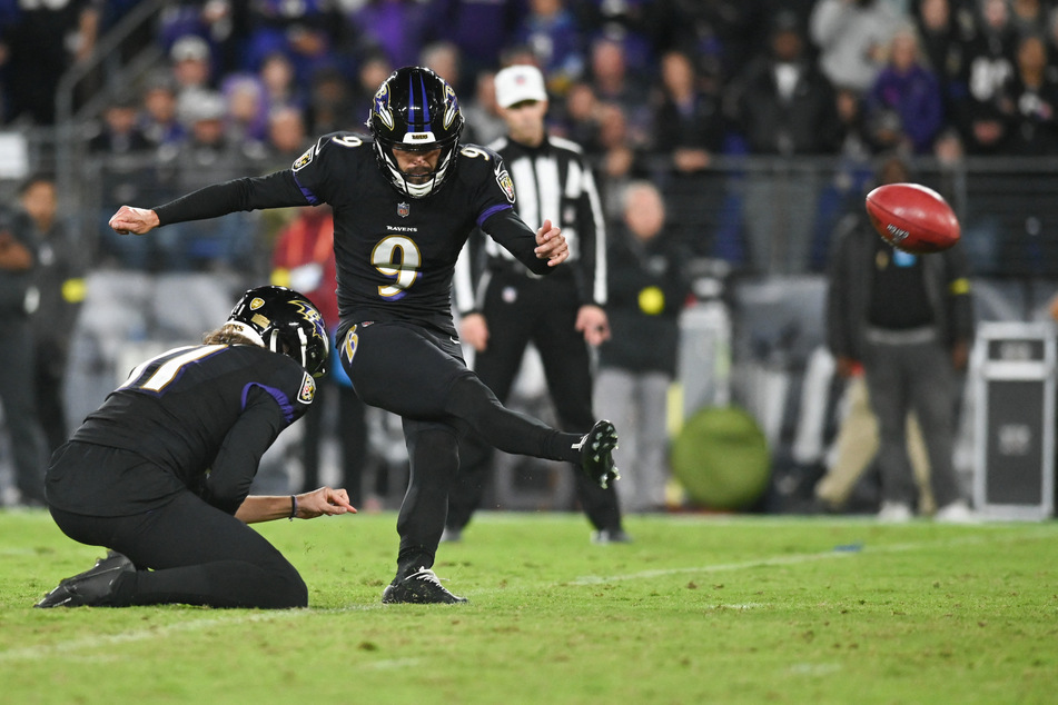 Justin Tucker kicks the Baltimore Ravens ahead with a field goal against the Cincinnati Bengals.