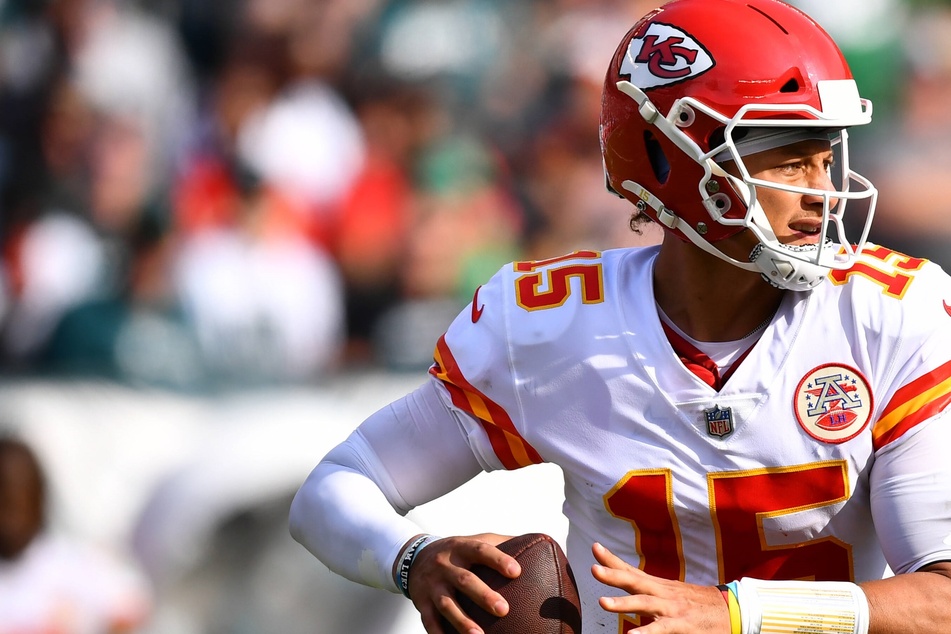 NFL: The Chiefs survive a shootout with the Eagles for a history-making road win
