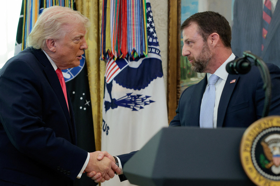 Trump announces order to pay TSA agents amid shutdown chaos