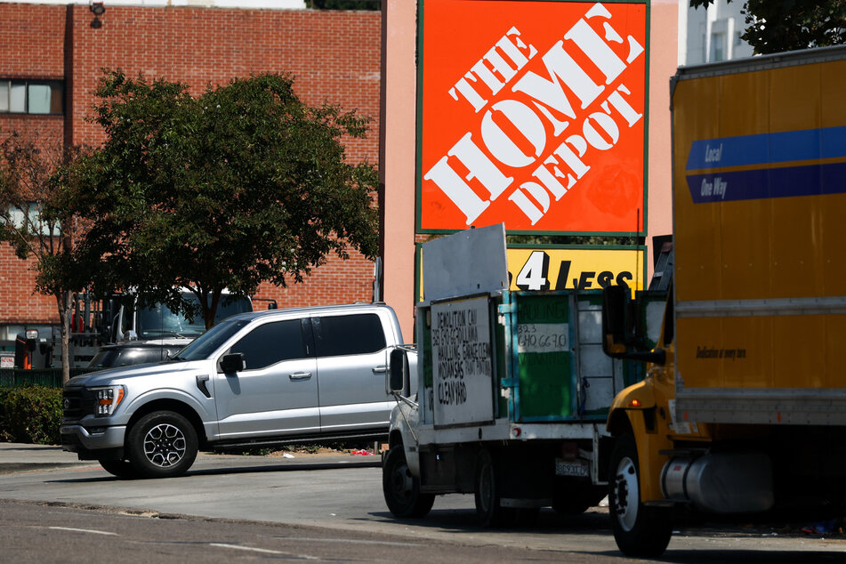 ICE agents mount Trojan Horse immigration raid in LA in defiance of court order