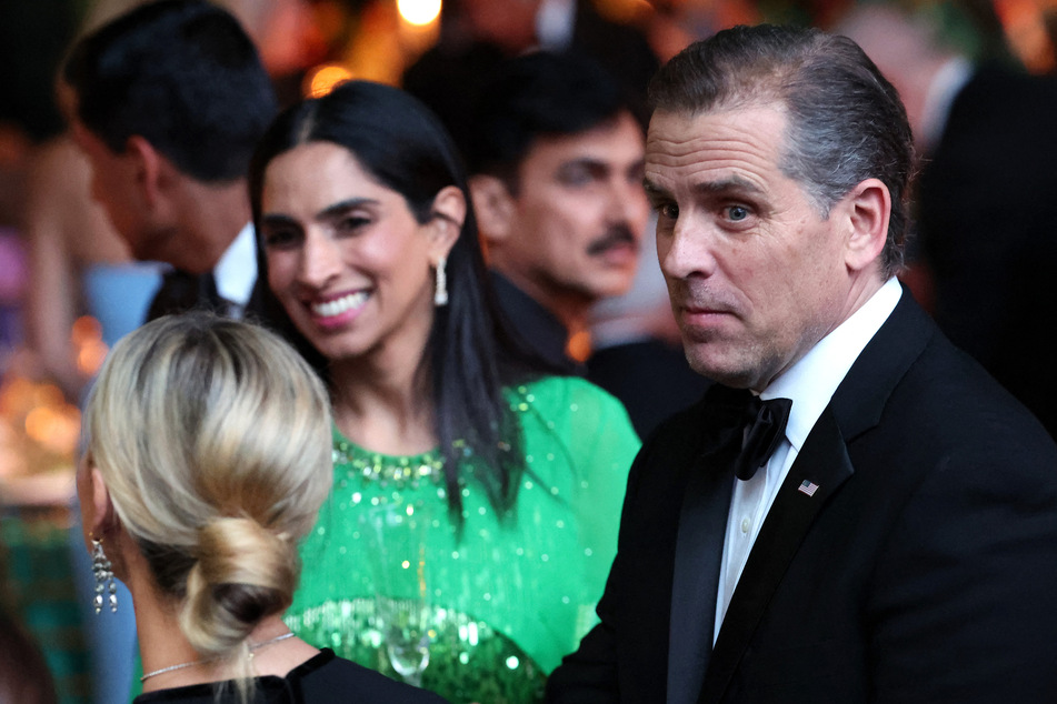 Hunter Biden (r.), President Joe Biden's son, will be charged with a gun offense by the end of September.