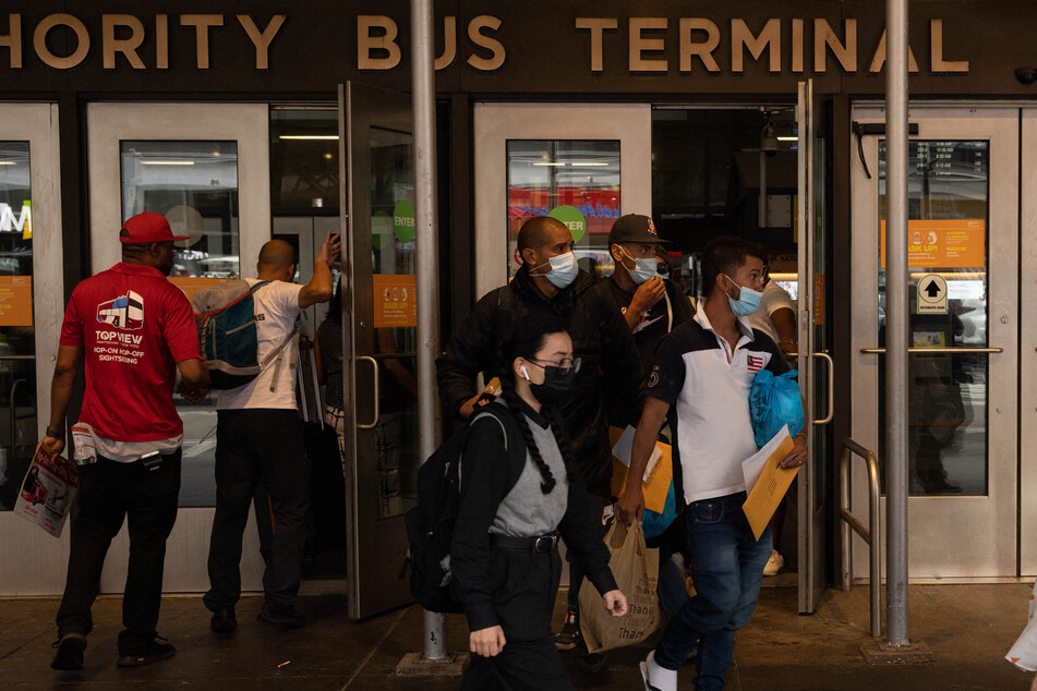 More migrants arrive in NYC as Texas continues border control protest