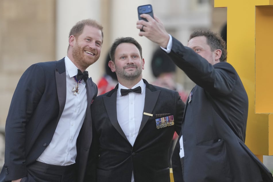 Prince Harry (l) posed with fellow former soldiers at the event. The Duke of Sussex founded the Invictus Games 12 years ago for wounded soldiers.