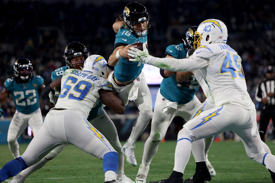 Jags quarterback Trevor Lawrence (c.) threw four touchdown passes after a poor start.