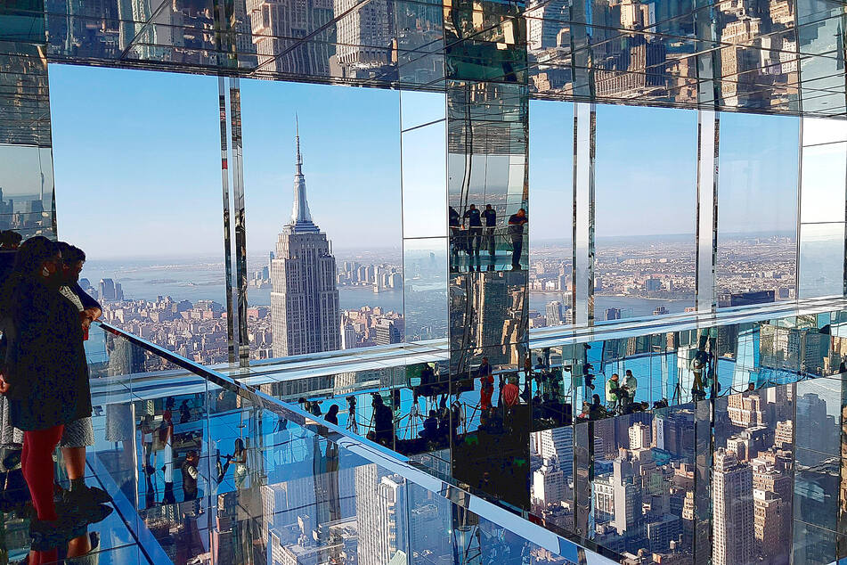 Summit mirror and glass exhibit NYC: New York's newest viewing platform and art exhibition