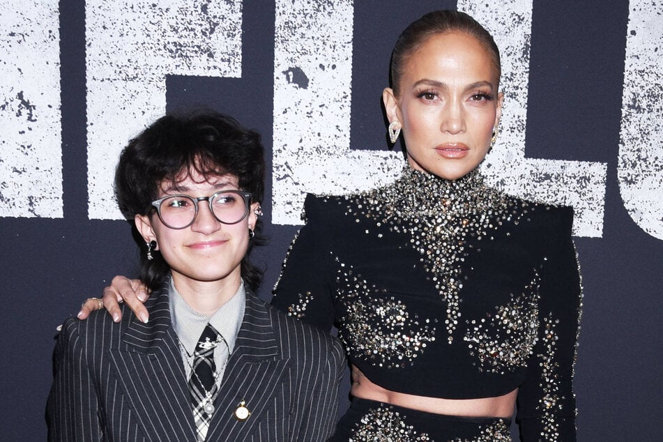 Jennifer Lopez and her daughter Emme (l) had a stylish mom-daughter date at the opening night for Othello.