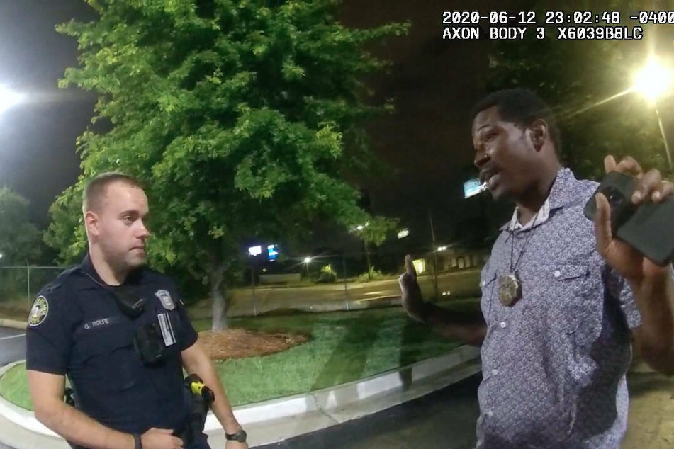 Body camera footage showed Atlanta Police Officer Garrett Rolfe (l.) shooting Rayshard Brooks (†27) twice in the back.