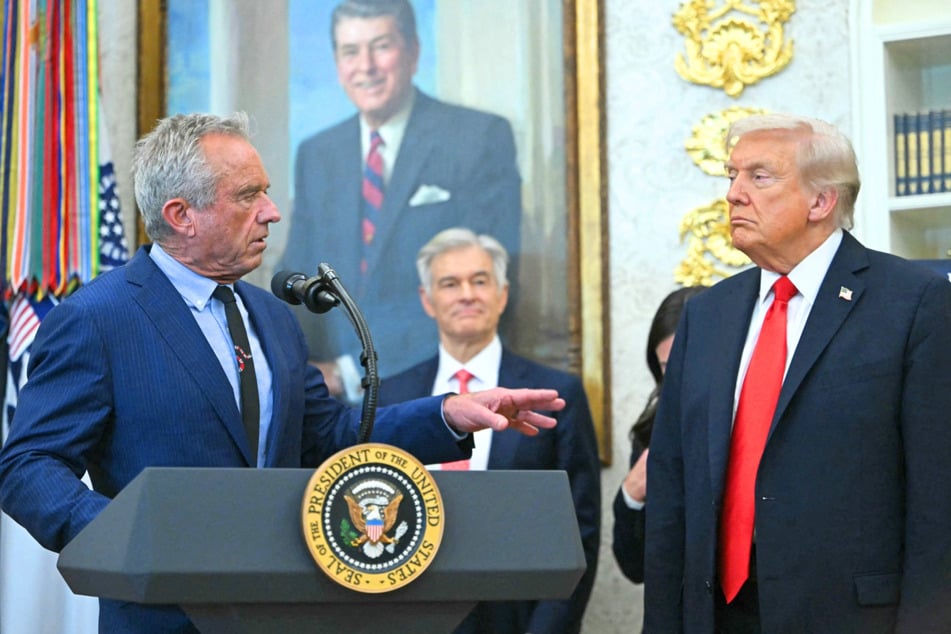 President Donald Trump (r) is reportedly considering an order targeting vaccines and autism, despite fears that it could harm Republicans in the midterms.