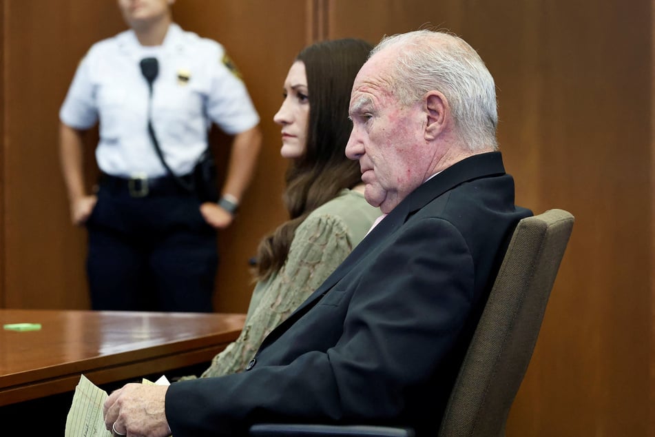 Defense attorney Kevin Reddington (r.) and Lindsay Clancy (c.) appear in court on September 4, 2026. Reddington is seeking a stay for a mistrial declaration.
